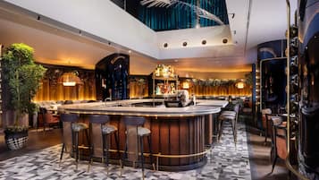 朝食、ランチ、ディナーに営業