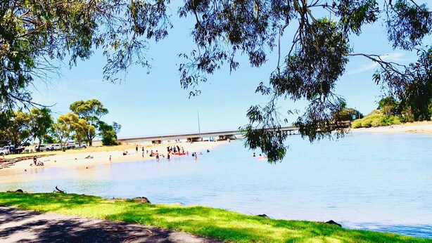 A riverside park with a paved walkway, grassy areas, and a bridge in the background. - Best Western Burnie Murchison Lodge (Somerset)