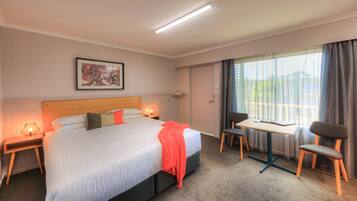 Ropa de cama de alta calidad, edredones de plumas, minibar y caja fuerte