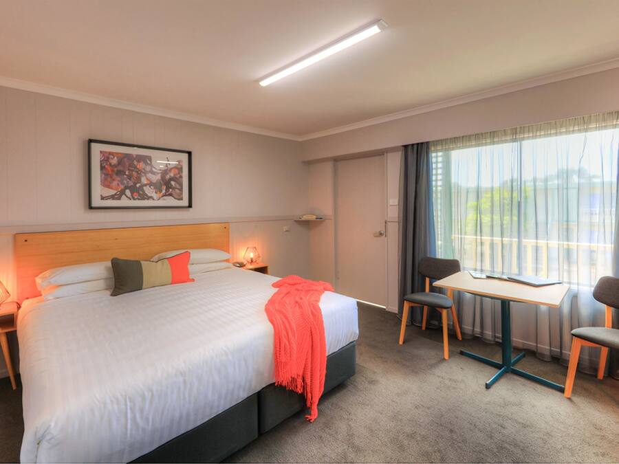 Ropa de cama de alta calidad, cubrecamas y minibar