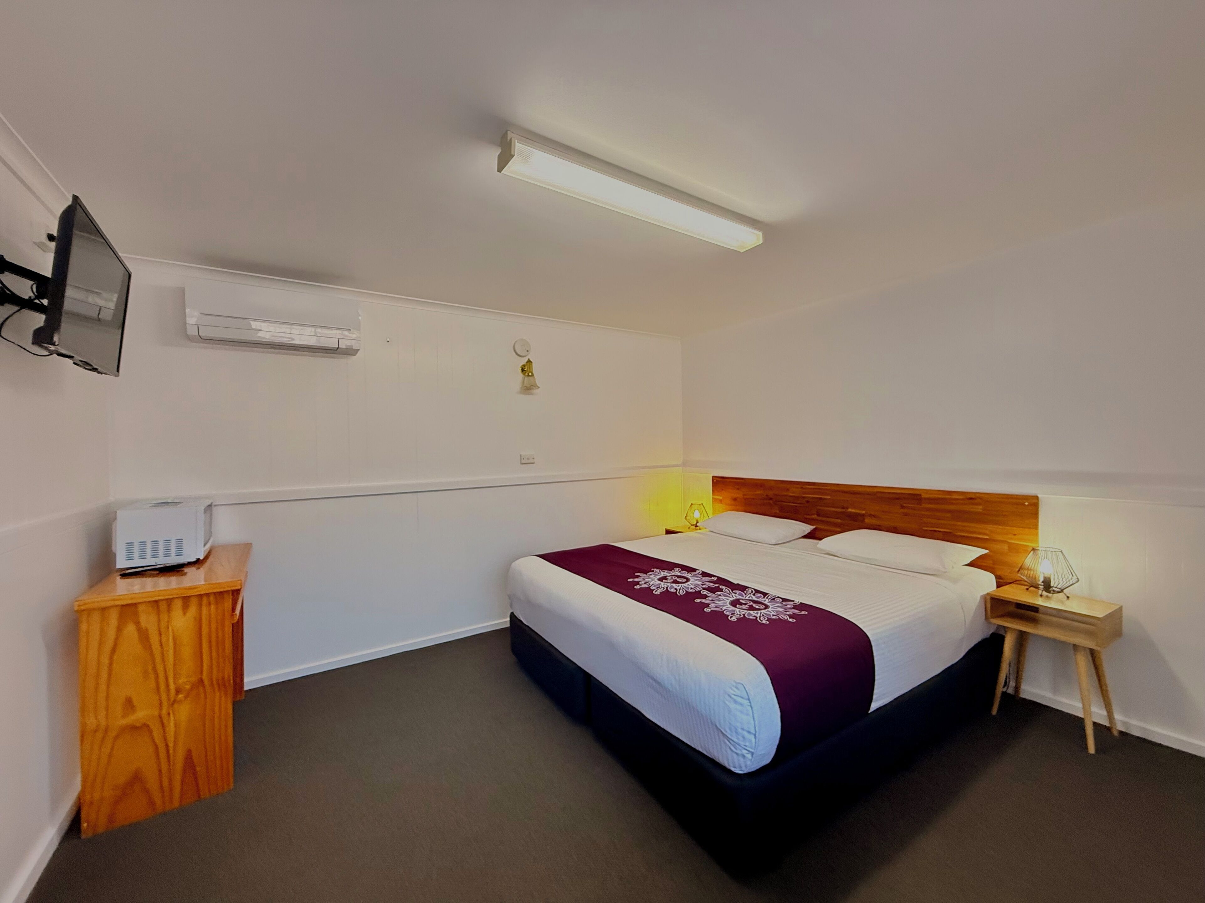 standard room, 1 queen bed, non smoking | premium bedding, down duvets, minibar, in-room safe