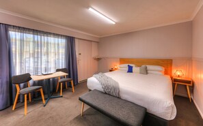 Luxe beddengoed, donsdekens, een minibar, een kluis op de kamer