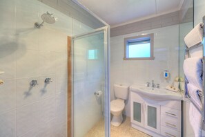 Een douche, gratis toiletartikelen, een haardroger, handdoeken