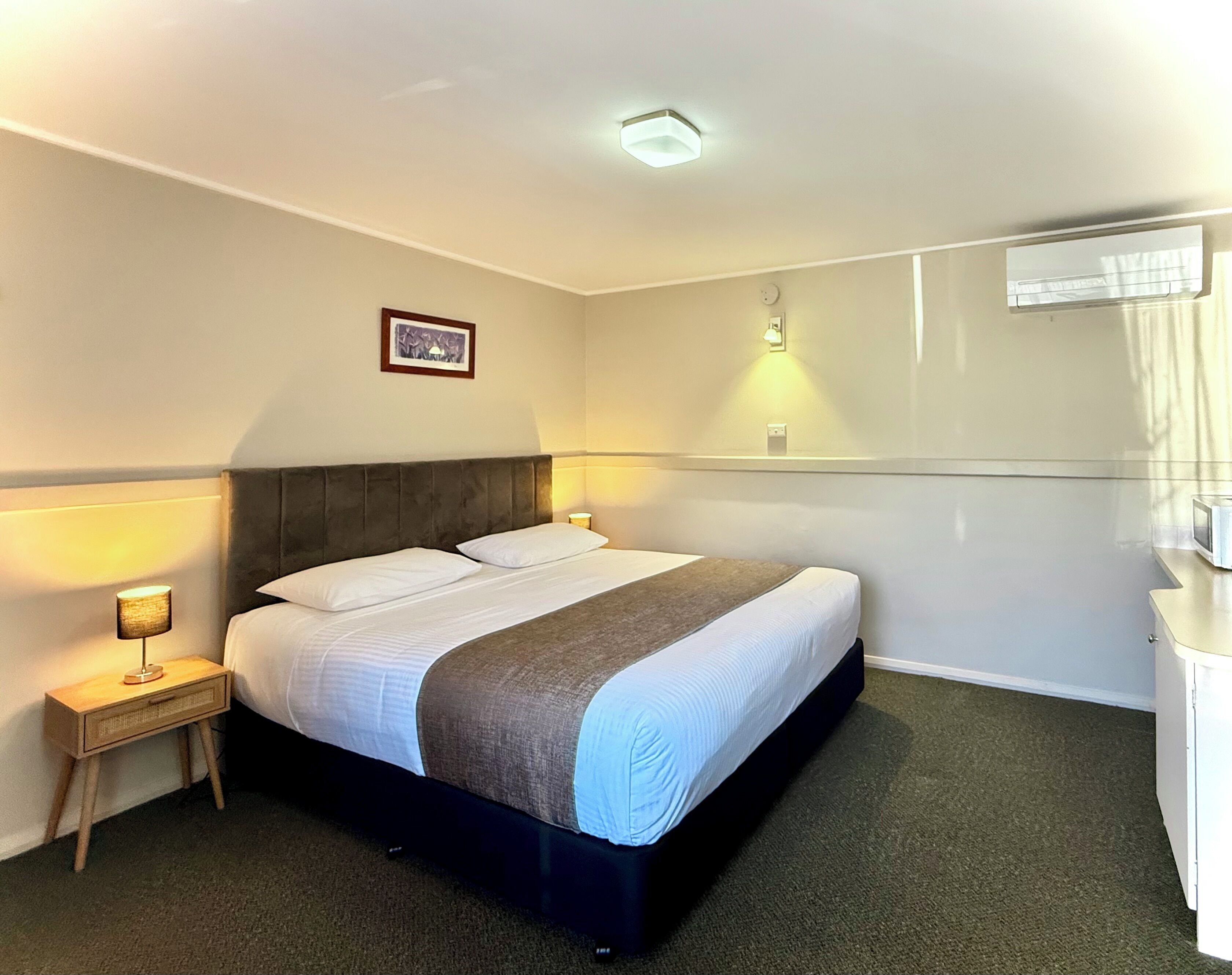 standard room, 1 queen bed, non smoking | premium bedding, down duvets, minibar, in-room safe