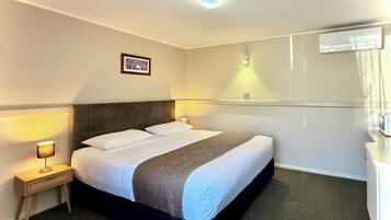 Habitación estándar, 1 cama de matrimonio, no fumadores | Ropa de cama de alta calidad, edredones de plumas, minibar y caja fuerte