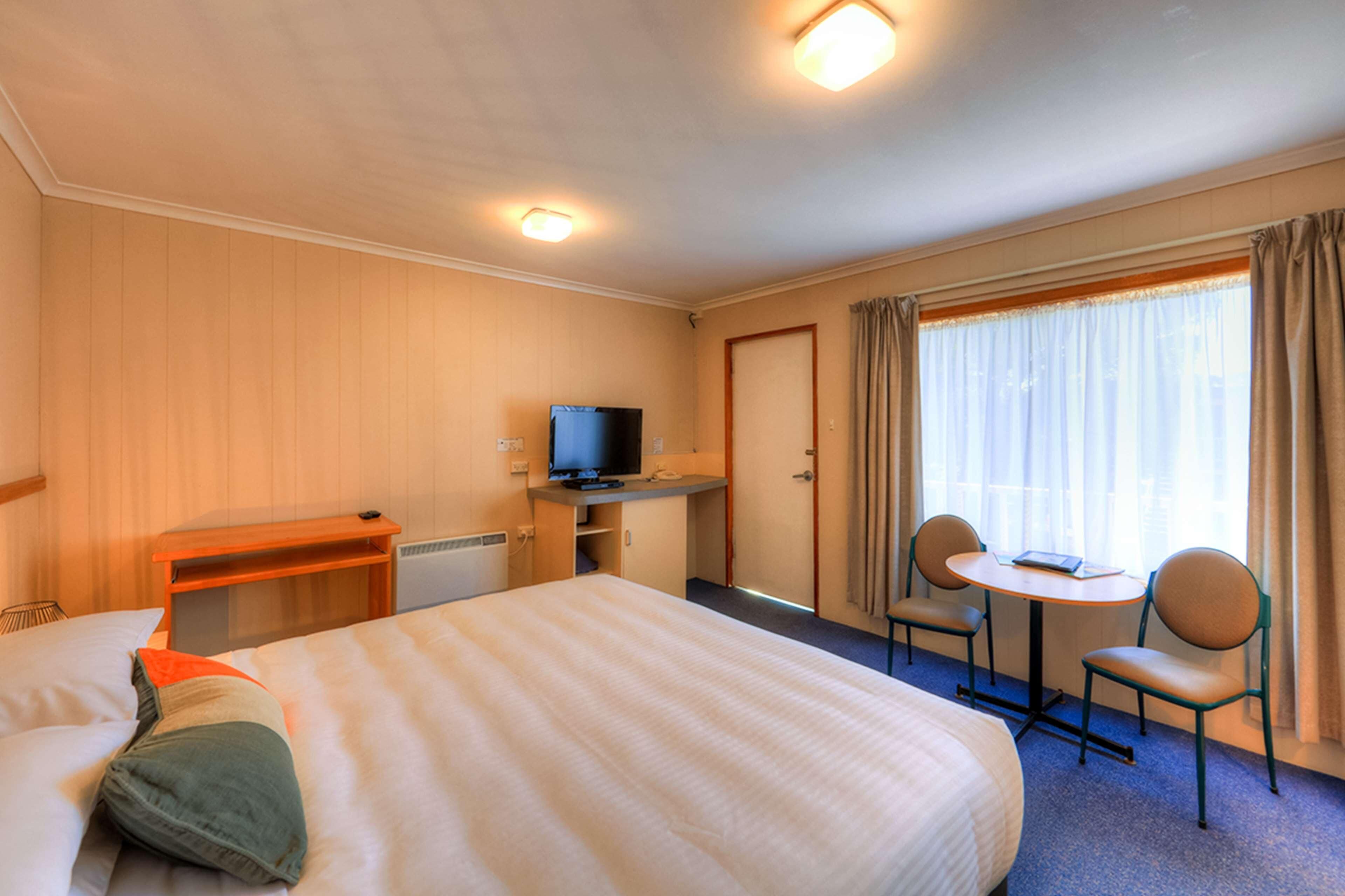 Premium bedding, down comforters, minibar, in-room safe