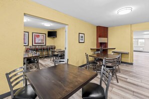 Free daily on-the-go breakfast - Quality Inn - Denton (Denton)