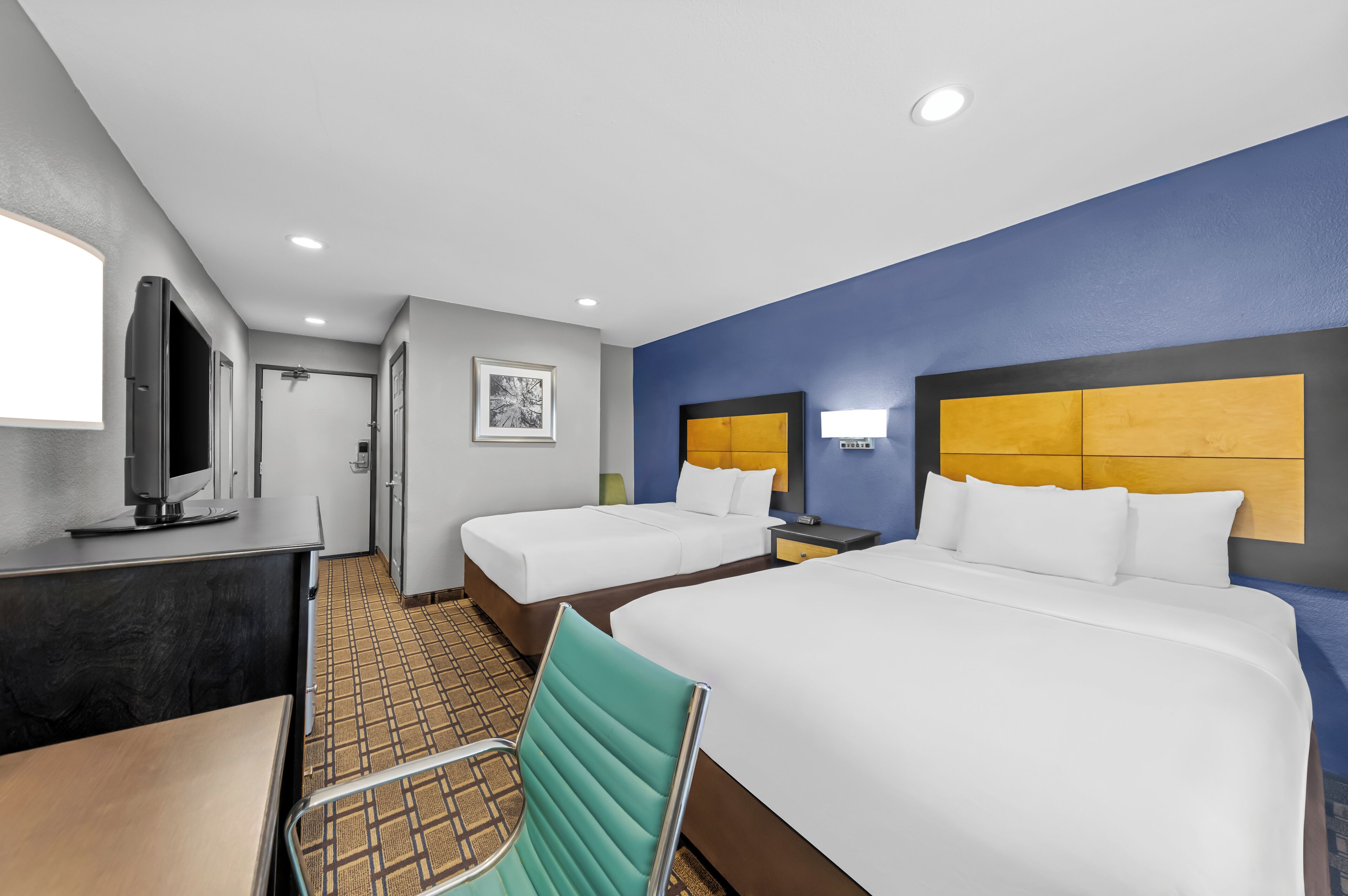 Escritorio, cortinas blackout y tabla de planchar con plancha 