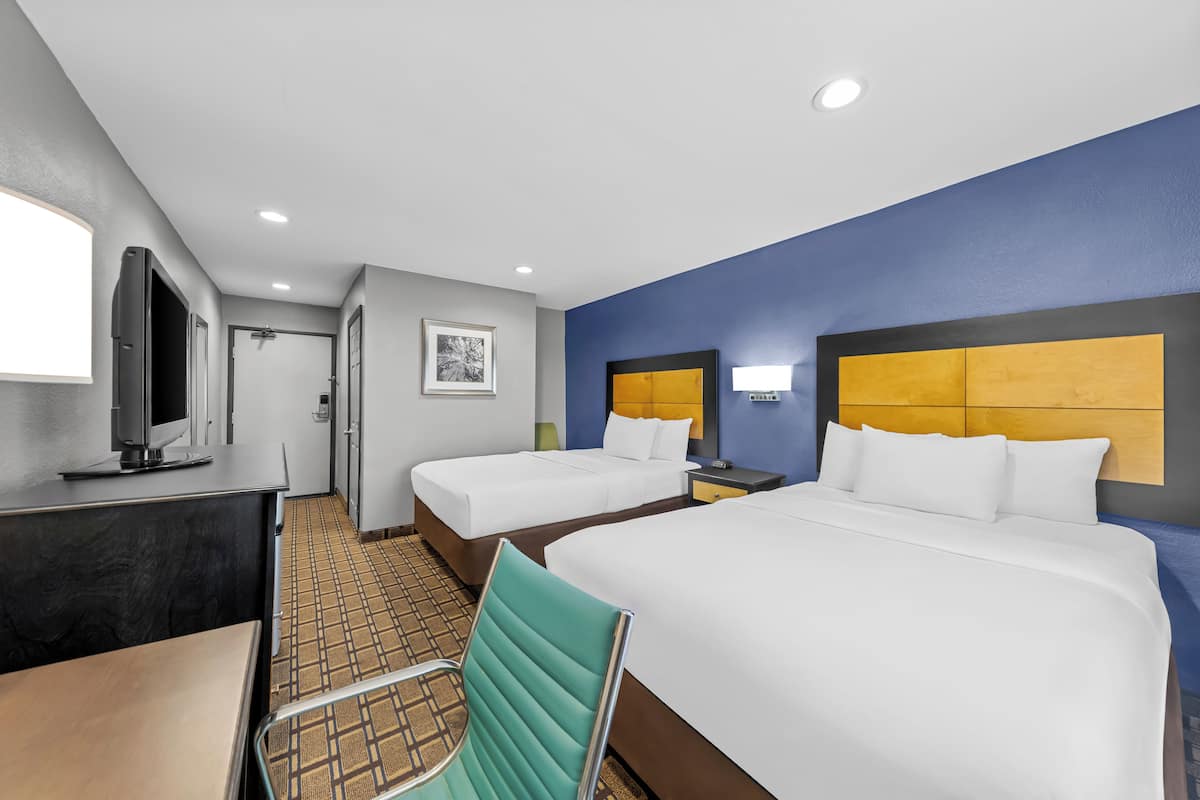Room, 1 King Bed, Accessible, Non Smoking | Desk, blackout drapes, iron/ironing board, WiFi (free)