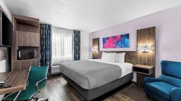 Quarto, 1 cama King, para não fumantes | Escrivaninha, cortinas blackout, ferros/tábuas de passar roupa