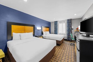 Quarto, 2 camas Queen, acessível, para não fumantes | Escrivaninha, cortinas blackout, ferros/tábuas de passar roupa