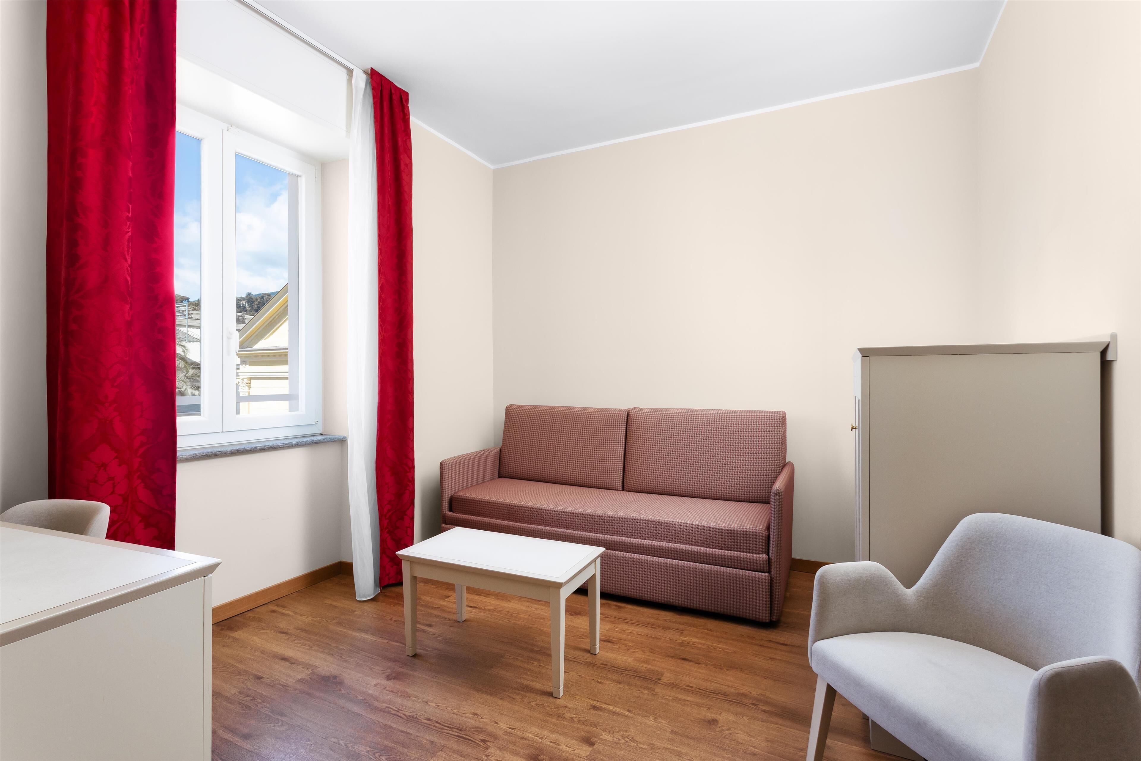 junior suite, 1 king bed | 1 bedroom, minibar, in-room safe, desk