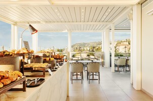 Desayuno continental diario (EUR 15 por persona)