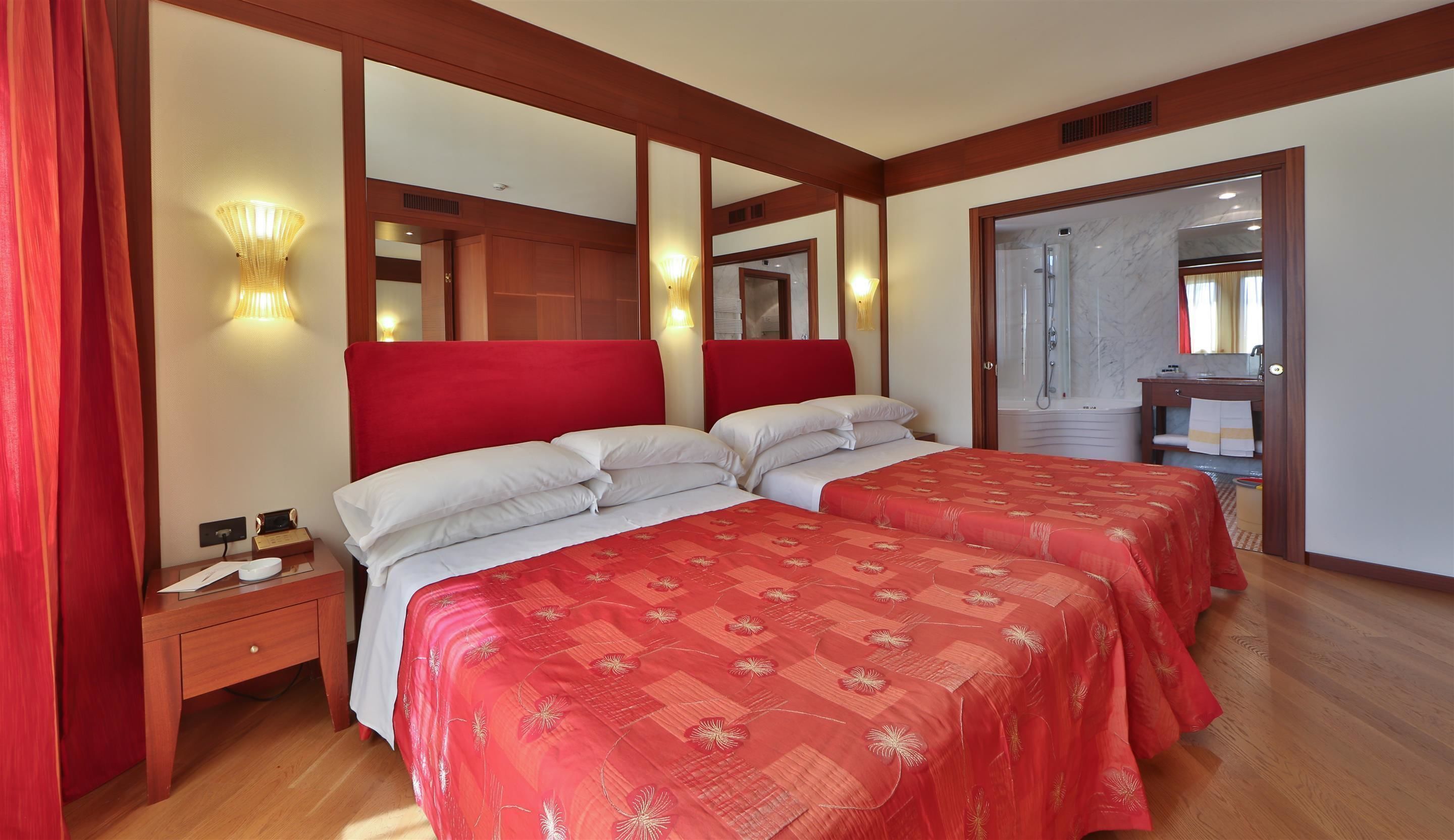 Kuştüyü yorgan, minibar, odada kasa, ayrı ayrı döşenmiş 