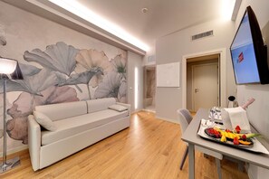 Suite, 1 King-Bett, Nichtraucher (Living Room;with Sofabed) | Wohnzimmer | 22-Zoll-LCD-Fernseher mit Satellitenempfang, Fernseher