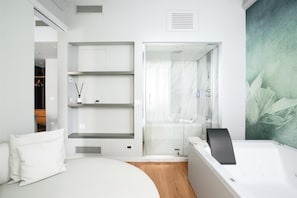 Süit, 1 En Büyük (King) Boy Yatak, Sigara İçilmez, Sıcak Su Küveti (Living Room) | Özel spa küveti
