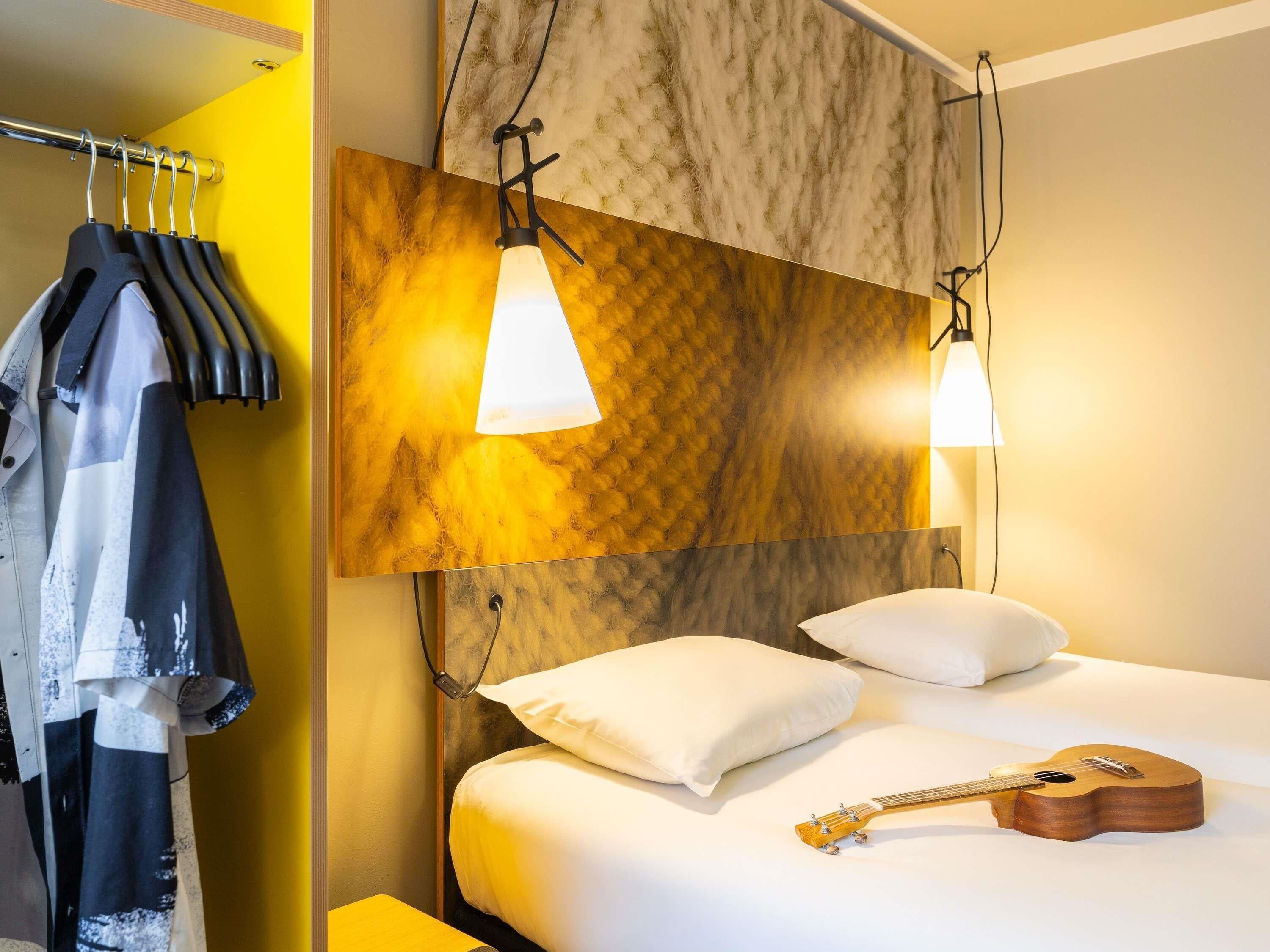 Quarto, 2 camas de solteiro | Escrivaninha, cortinas blackout, Wi-Fi de cortesia, roupa de cama