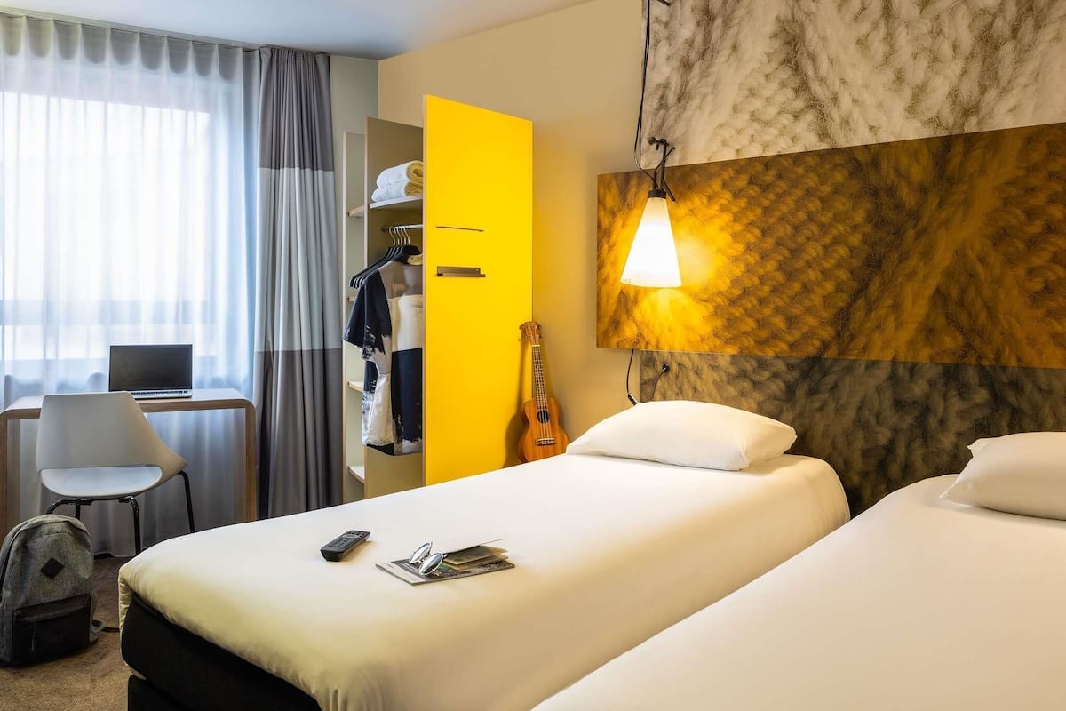 Kamar, 2 Tempat Tidur Twin | Meja kerja, tirai kedap cahaya, Wi-Fi gratis, dan seprai linen