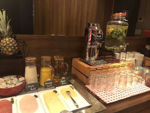Desayuno buffet diario (EUR 17 por persona)