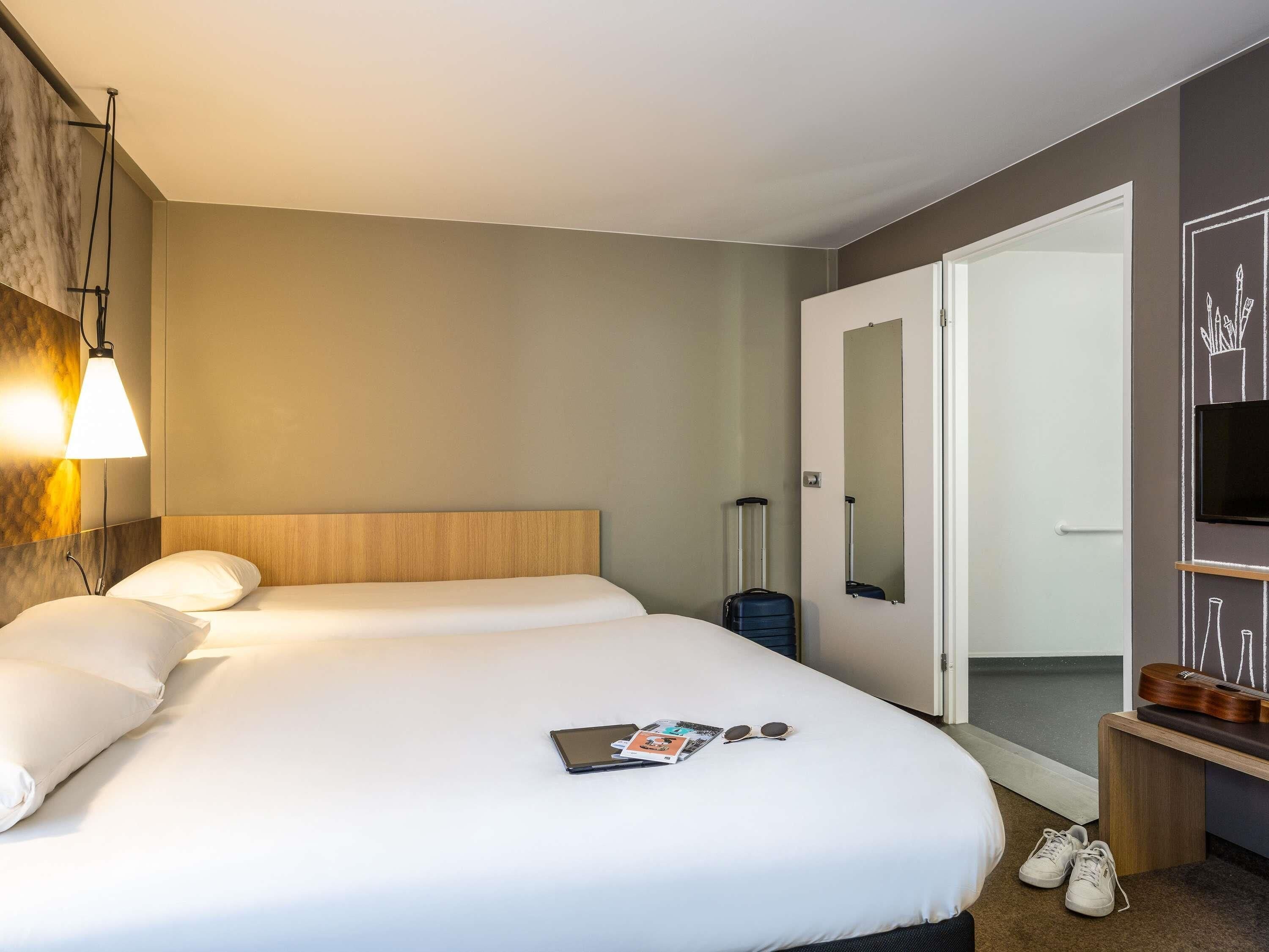 Escritorio, cortinas blackout, wifi gratis y ropa de cama 