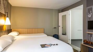 Escritorio, cortinas blackout, wifi gratis y ropa de cama