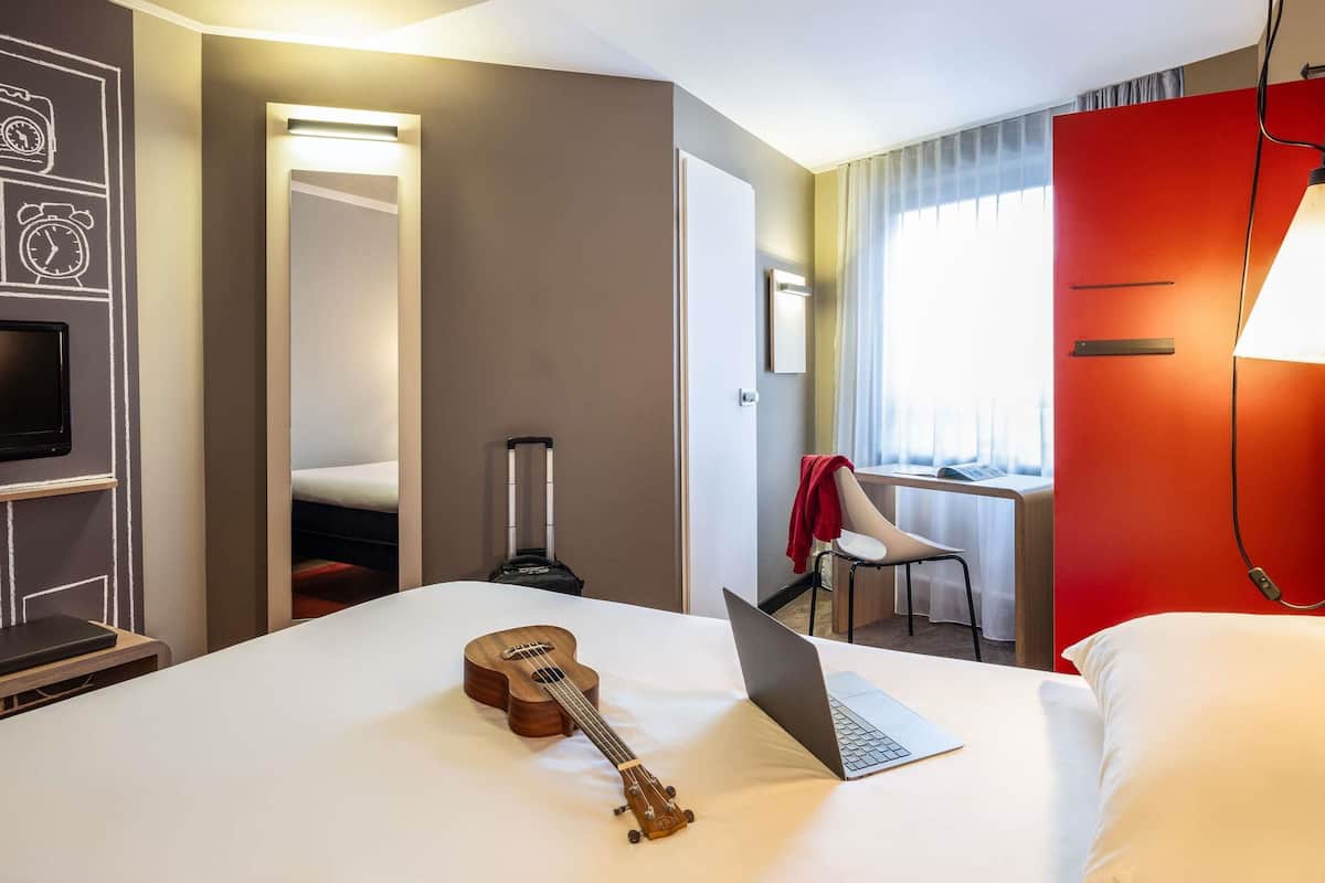 Kamer, 1 tweepersoonsbed | Een bureau, verduisterende gordijnen, gratis wifi, beddengoed