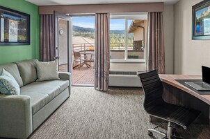 套房, 1 张特大床和 1 张沙发床, 阳台 | 起居区 | 平板电视