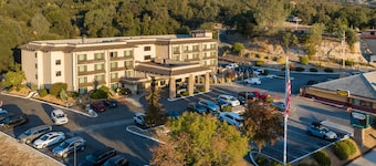 Yosemite Southgate Hotel & Suites