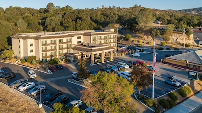 Yosemite Southgate Hotel & Suites