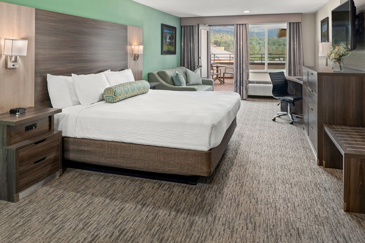 Suite, 1 King Bed with Sofa bed, Balcony