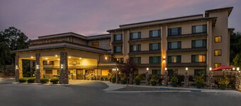 Yosemite Southgate Hotel & Suites