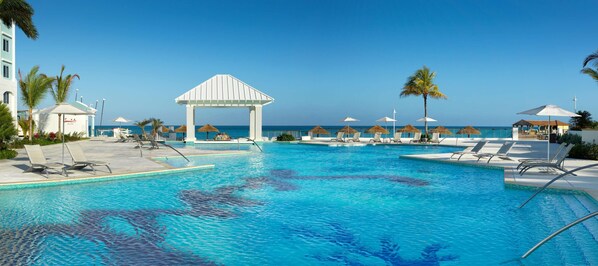7 piscines extérieures, parasols de plage, chaises longues