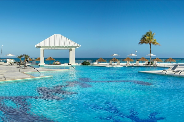 7 outdoor pools, pool umbrellas, sun loungers