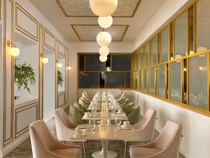 10 restaurants, breakfast, lunch, dinner served; Mediterranean cuisine
