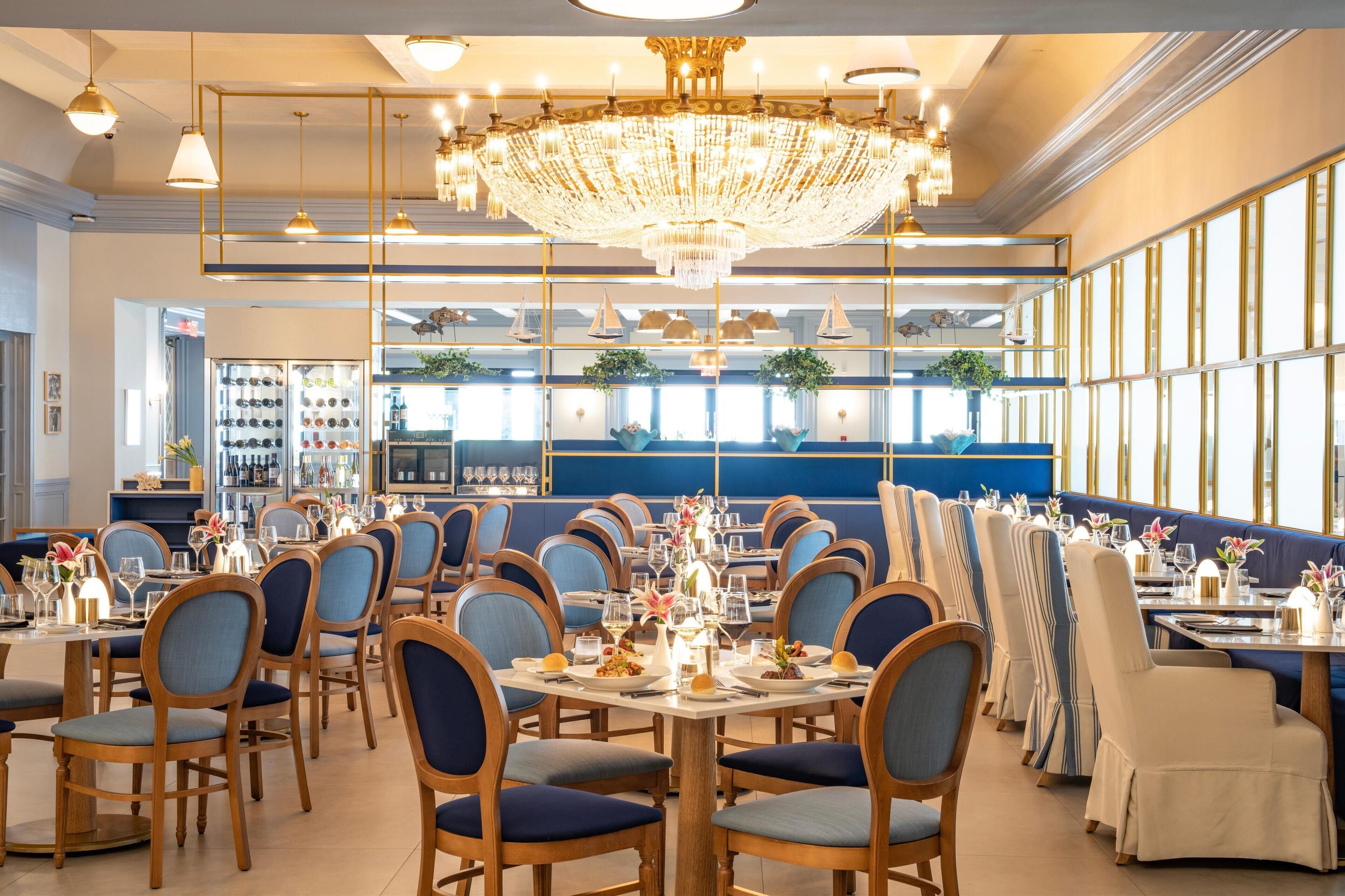 10 restaurants; breakfast, lunch, and dinner served