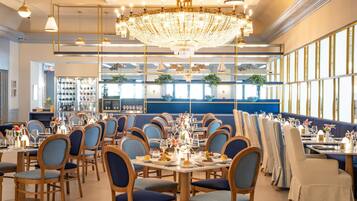 10 restaurants; breakfast, lunch, and dinner served