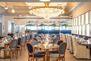 10 restaurants; breakfast, lunch, and dinner served