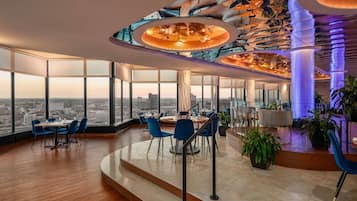 Breakfast, lunch, dinner served; American cuisine