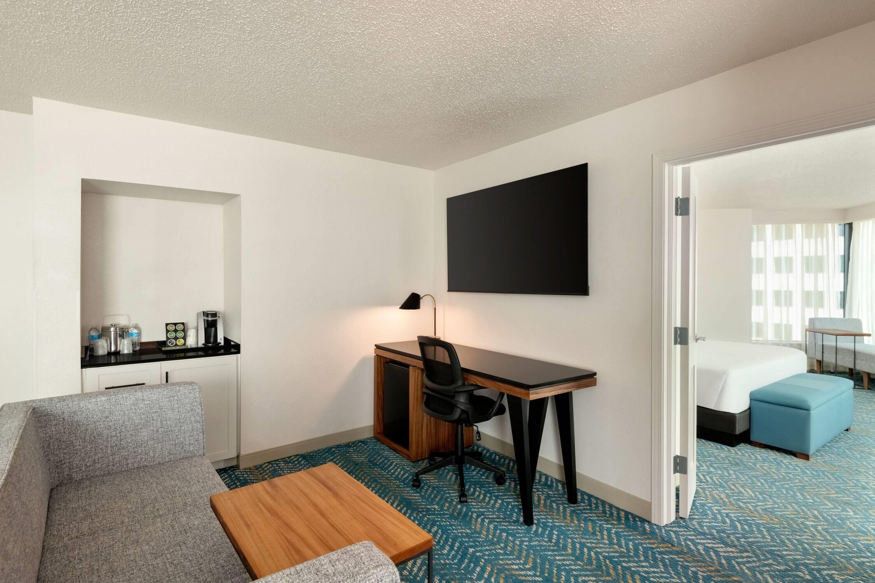 1 King Bed, 1-Bedroom, Master Suite, Riverfront, Non-Smoking | Ropa de cama de alta calidad, caja fuerte, escritorio