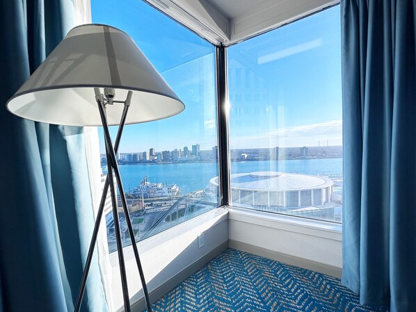 Suite, 1 Bedroom, Non Smoking (Master,Riverfront) | Premium bedding, in-room safe, desk, laptop workspace