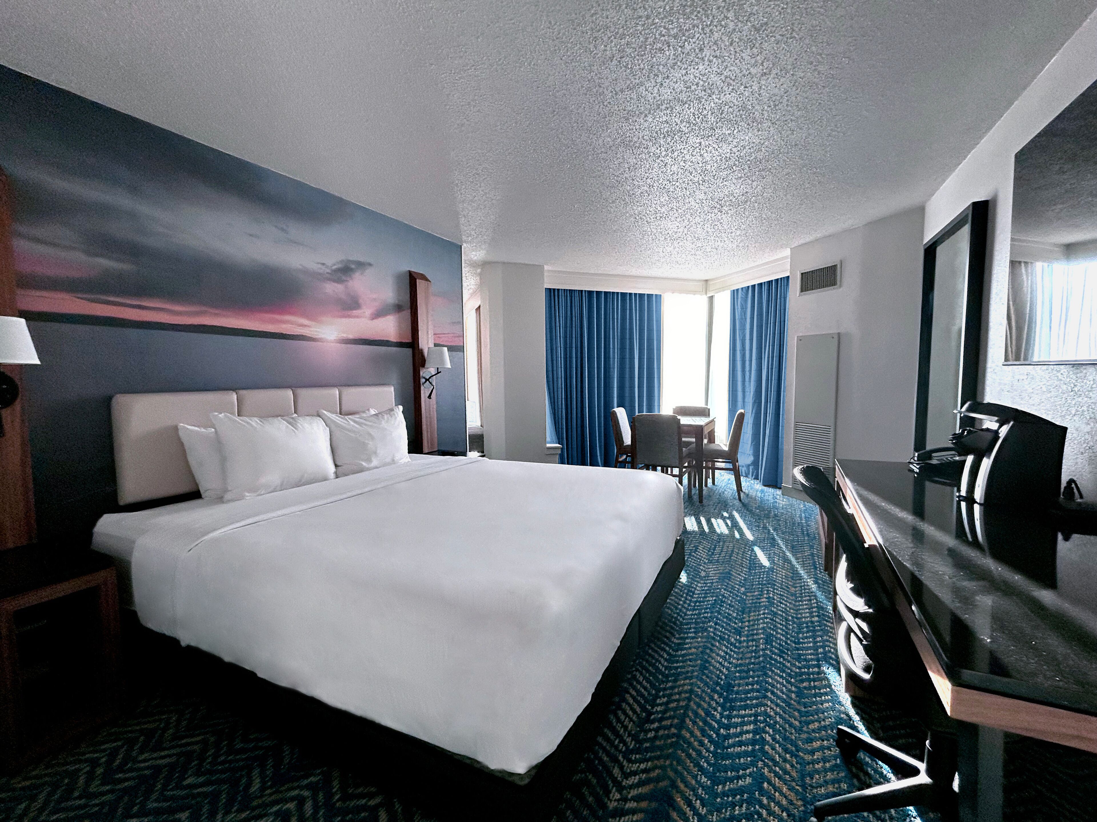 高級寝具、セーフティボックス (室内)、デスク、ノートパソコン用作業スペース