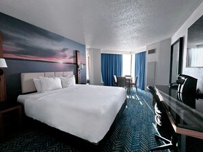 Premium bedding, in-room safe, desk, laptop workspace - Fort Pontchartrain Detroit, a Wyndham Hotel (Detroit)