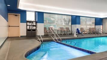 حمام سباحة داخلي