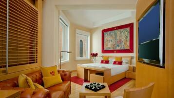 Minibar, una cassaforte in camera, una scrivania, tende oscuranti