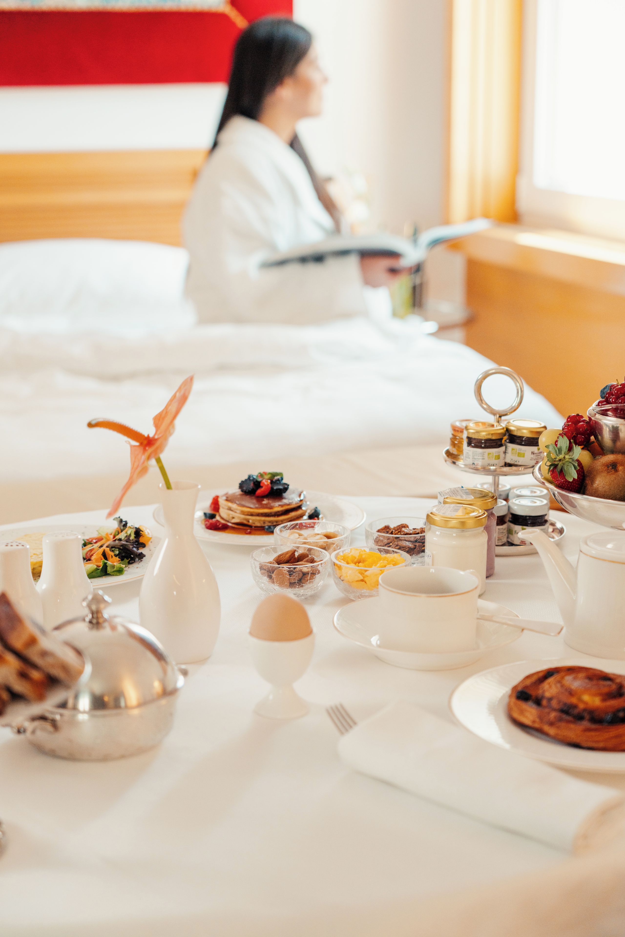 Un bufé de desayuno con diversos alimentos y salsas.