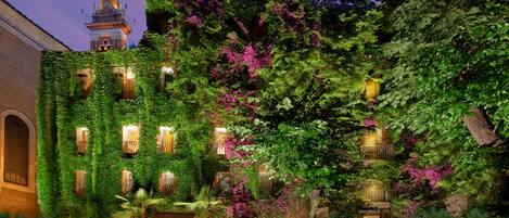 واجهة المنشأة - في المساء/الليل