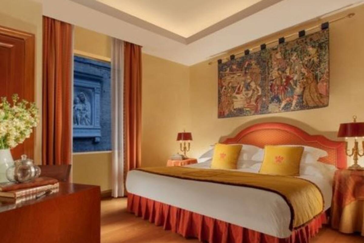 Minibar, coffres-forts dans les chambres, bureau, rideaux occultants