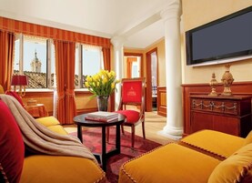 Minibar, caja de seguridad en la habitación y escritorio 