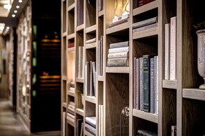 Una biblioteca con estanterías de madera llenas de libros.