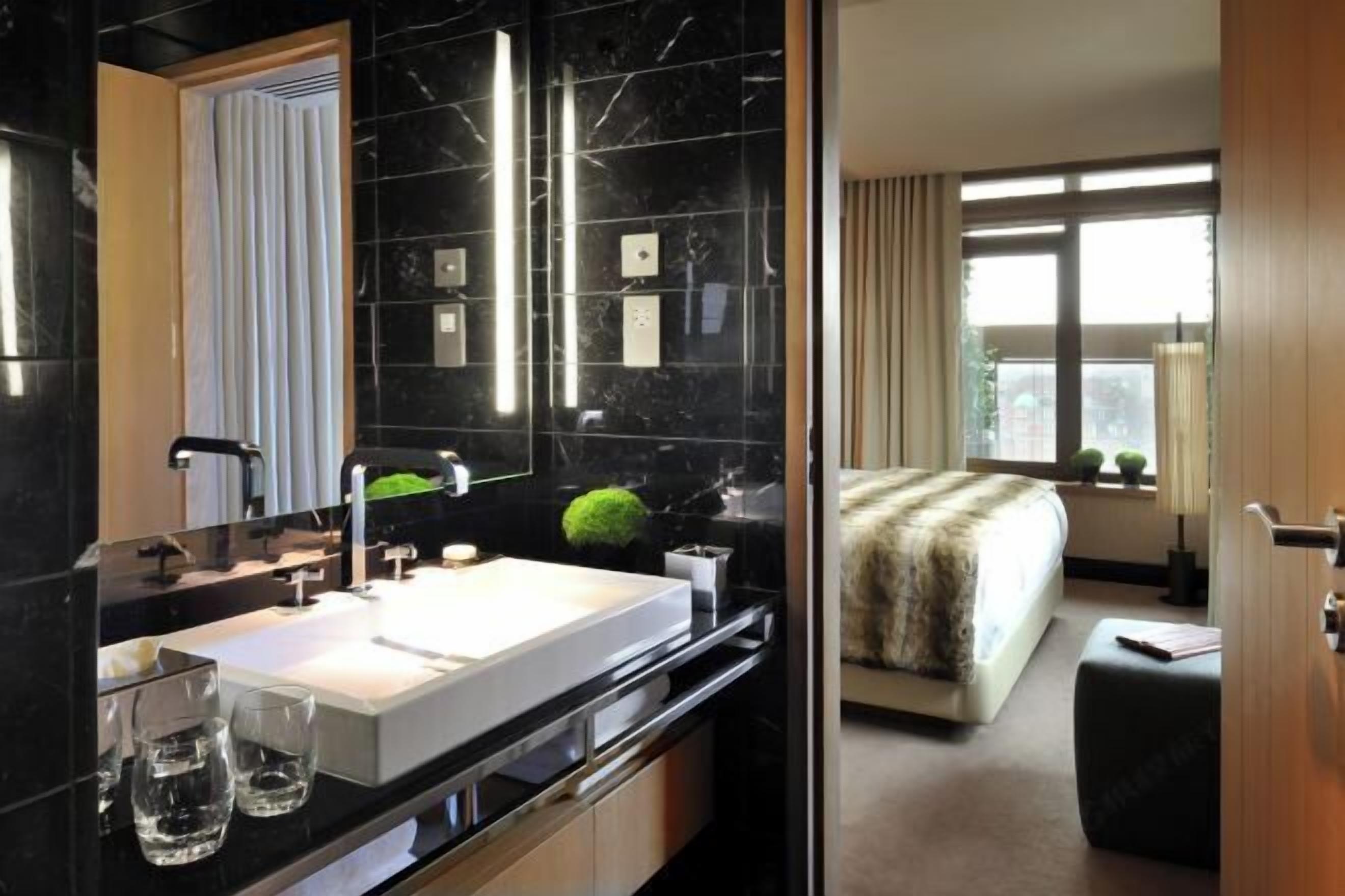 Egyptian cotton sheets, premium bedding, pillow-top beds, minibar